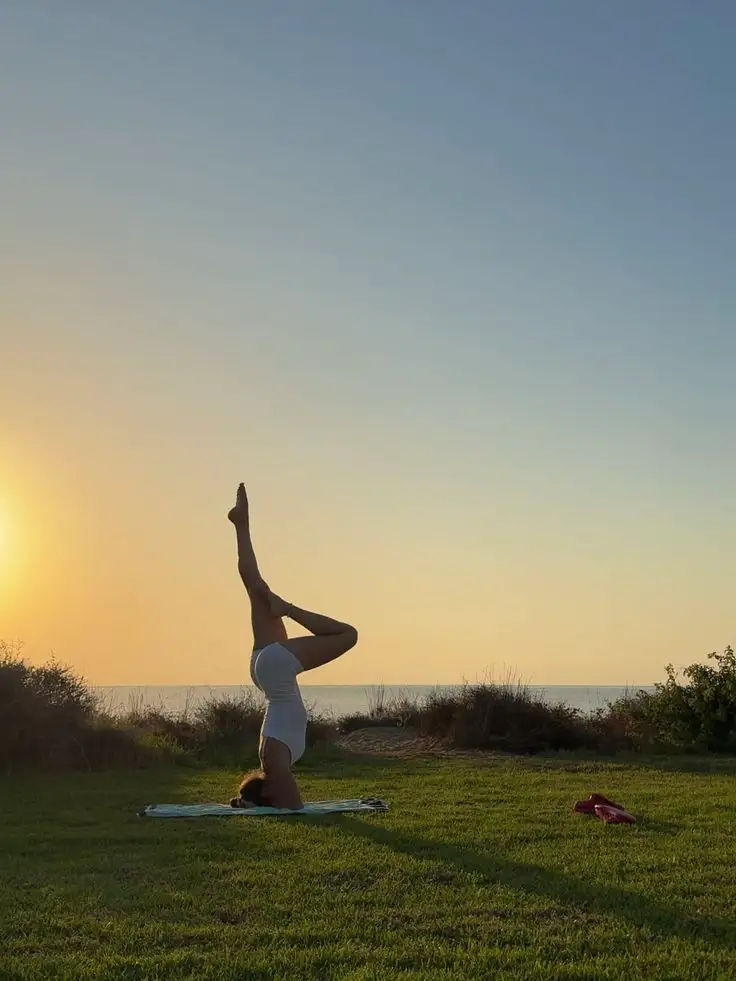 Praticien bien-être, yoga au coucher de soleil